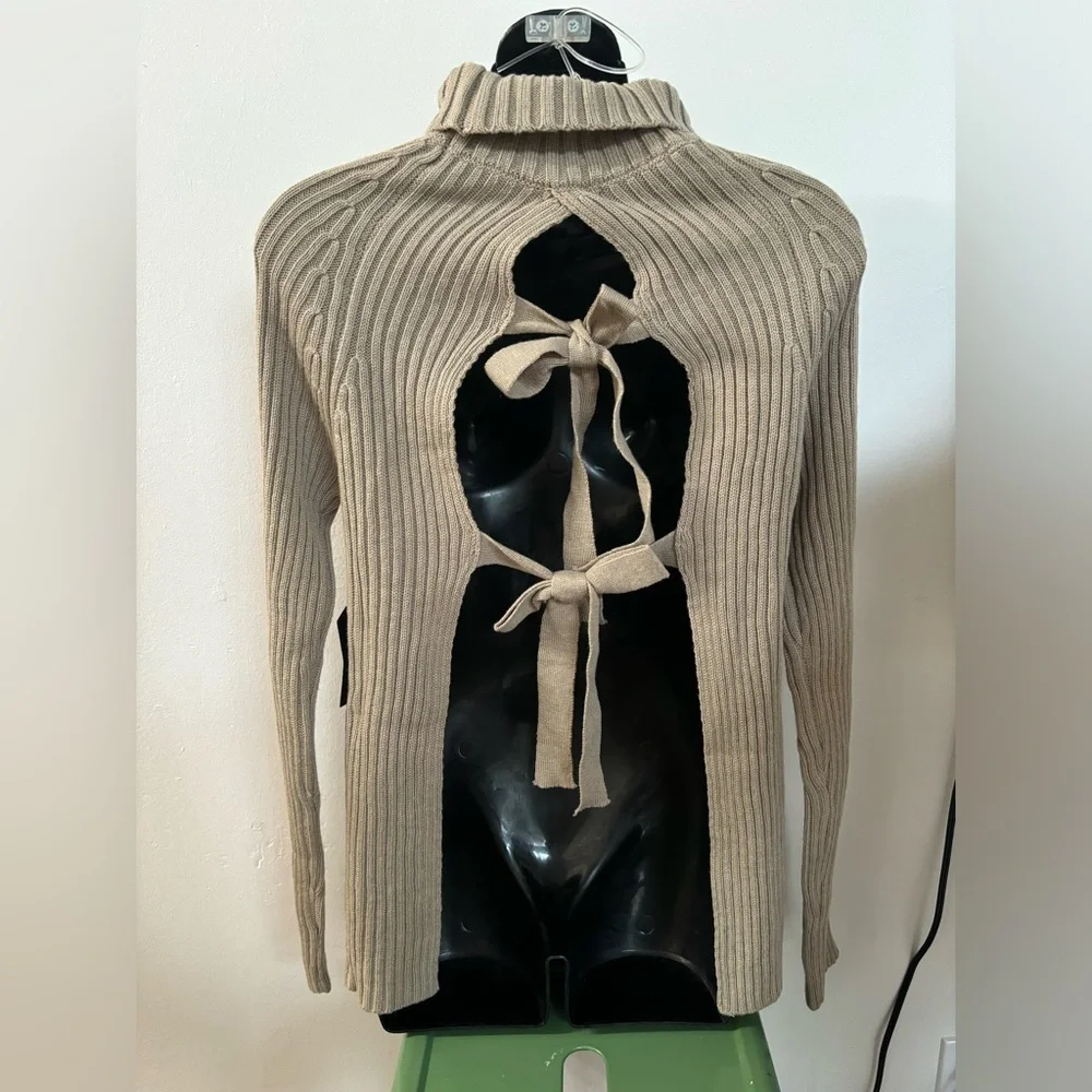 Fall turtleneck sweater with open back size small - Picture 5 of 6